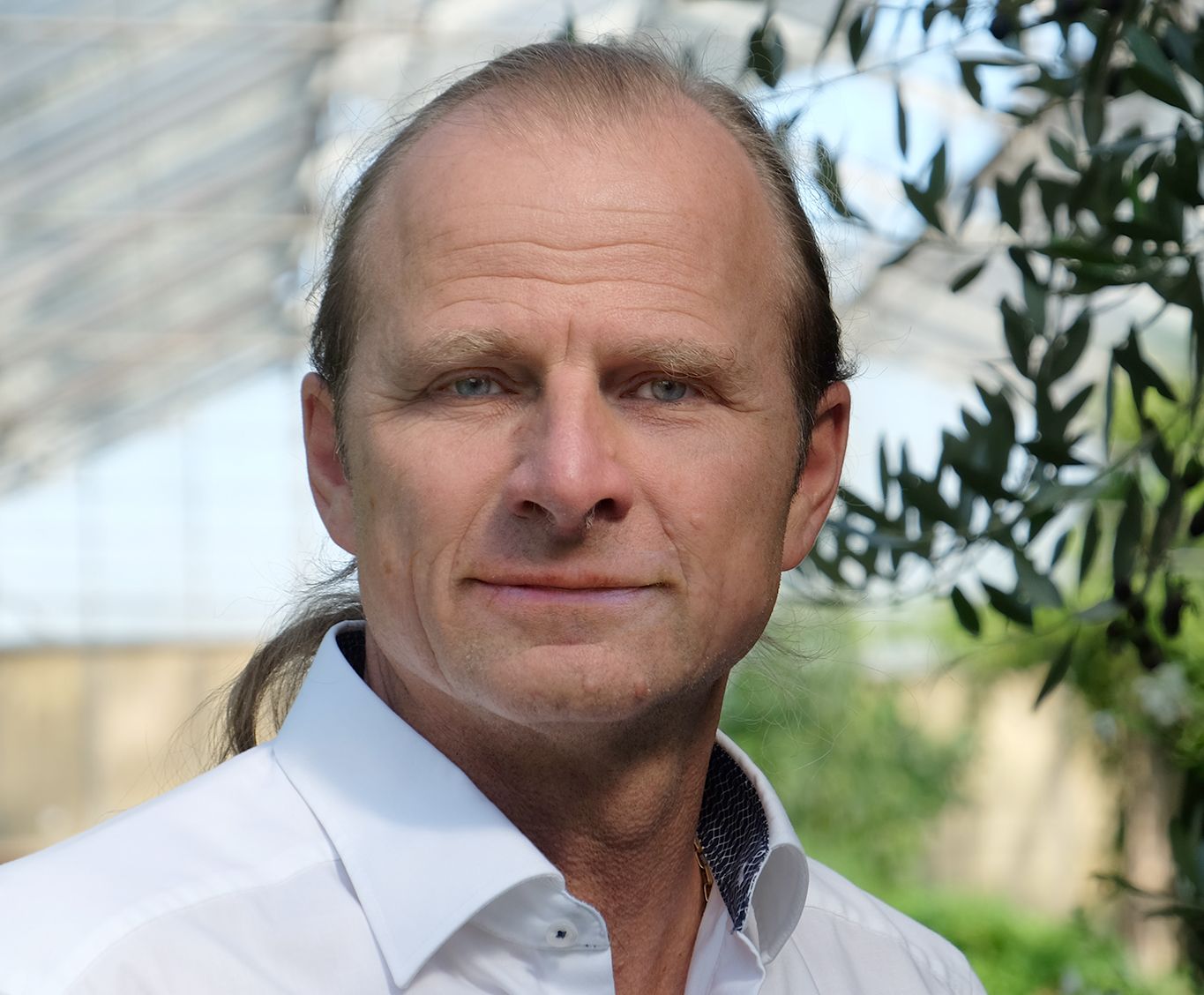 Dieter Berweiler im Gewächshaus des Kräutergartens